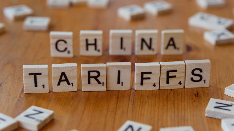 Letras de Scrabble formando as palavras China e Tarifas simbolizando tensão comercial global