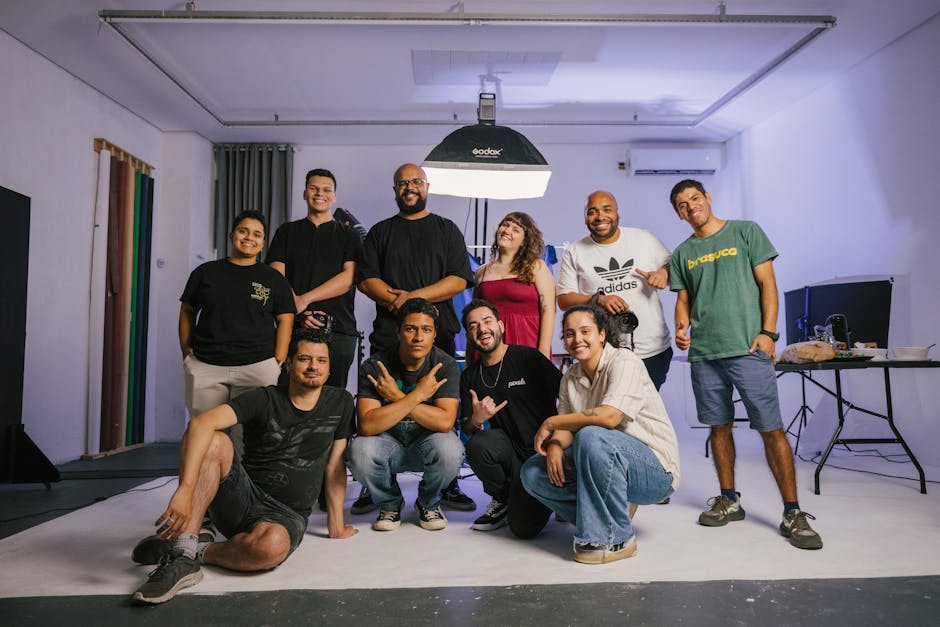 Grupo diverso de profissionais sorrindo em estúdio fotográfico