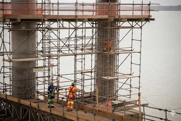 Pessoas trabalhando numa obra de um prédio