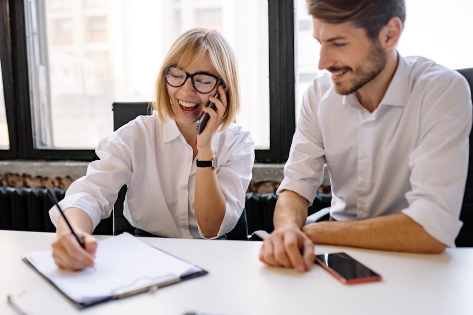 Profissional em escritório ao telefone e anotando, representando o mercado de trabalho brasileiro