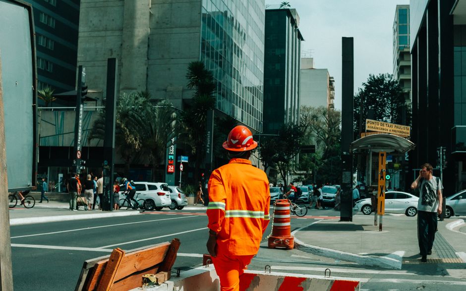 Trabalhador na zona urbana de São Paulo em dia de feriado