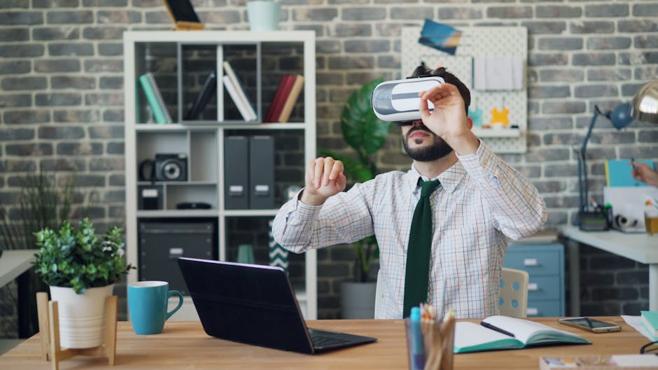 Homem usando óculos de realidade virtual em escritório moderno, simbolizando tecnologia e futuro do trabalho
