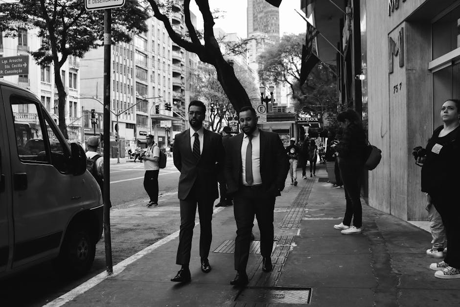 Jovens profissionais caminhando em rua urbana